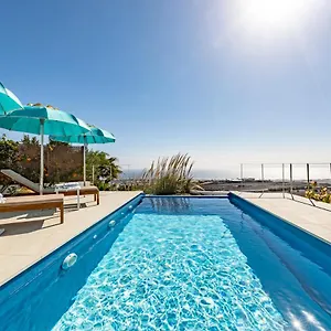  Villa Infinity: Panoramic Sea Views & Private Heated Pool